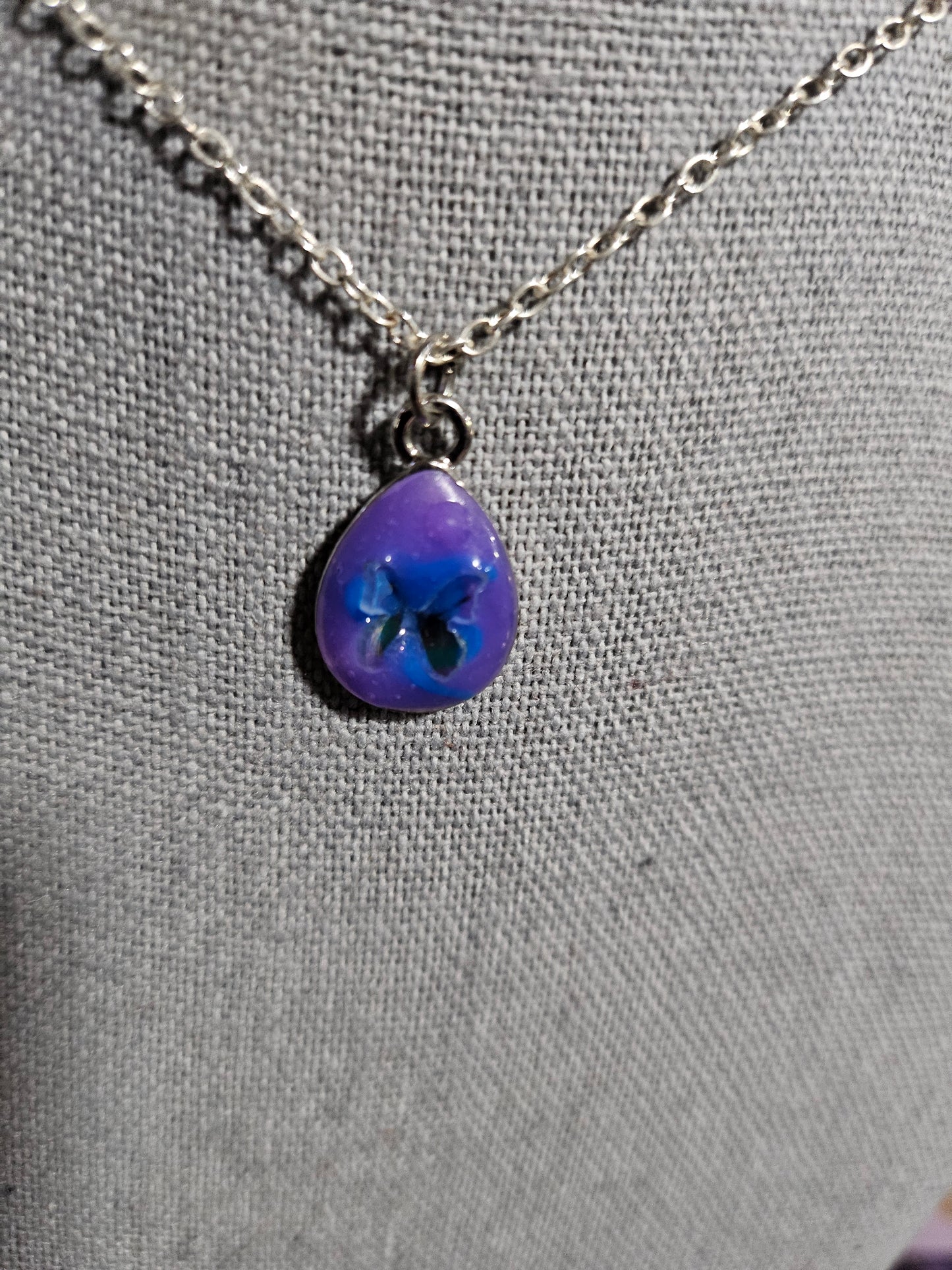 Close Bezel Resin Necklaces